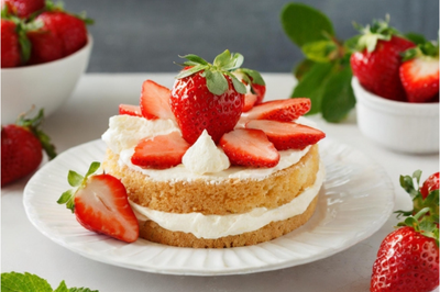 いちごと生クリームがのったシフォンケーキのお皿。