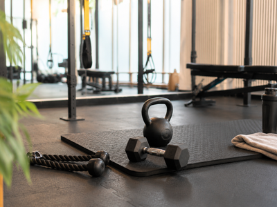 Funktionelles Training mit Kettlebell, Kurzhantel und Trainingsmatte, persönlicher Anleitung im Studio in Aachen.