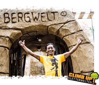 Jobs bei CLIMB UP!: Mitarbeiter vor dem „Bergwelt“-Felsbogen in Strausberg – herzliches Team und Outdoor-Arbeitsplatz in den Kletterwelten.