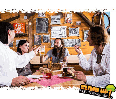 Gruppe beim Feiern in der gemütlichen Berghütte im CLIMB UP! - Kletterpark – perfekt fürs Teamevent