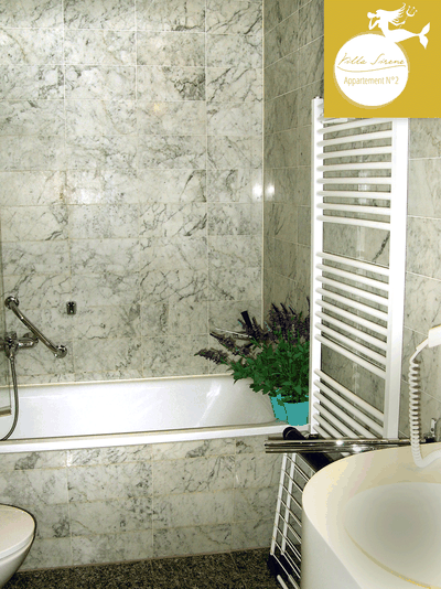 Villa Sirene Binz, Wohnung Nr. 2: Marmorbad mit Badewanne (nur die Wohnung Nr. 2 verfügt über eine Badewanne in der Villa)