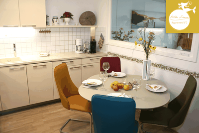 Villa Sirene Binz, Wohnung Nr. 2: die bequemen Küchenstühle laden laden zu gemütlichen Abenden ein
