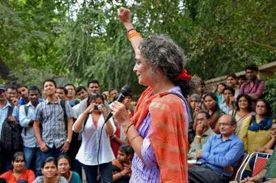 Arundathi Roy holder tale i New Delhi