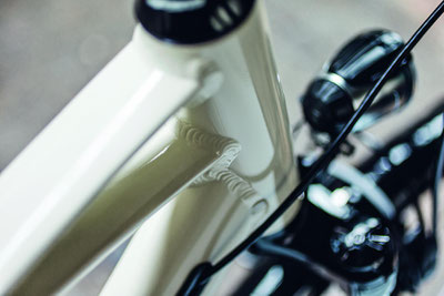 Zubehör, wie Helme, Schlösser, Sättel, Licht, Gepäckträger und vieles mehr für Trekking e-Bikes gibt es in der e-motion e-Bike Welt Fuchstal