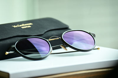 ◎フレーム：Mr.gentleman EYEWEAR／LEONARD Ⅱ　◎レンズ：HOYA／HOYALUX Synchro 1.60 SENSITY DARK