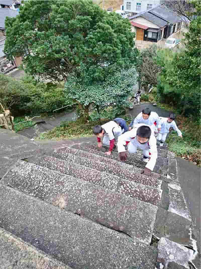 急勾配な階段