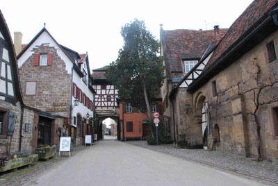 Blick auf die Eingangspforte vom Innenhof