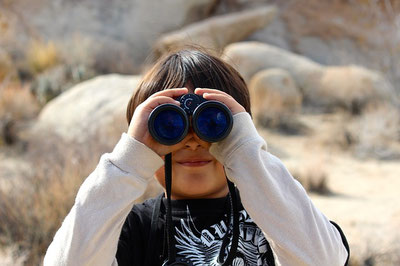 Junge mit Fernglas