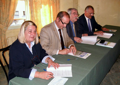 Signature du protocole global de surinondation, septembre 2006. De gauche à droite : Martine Aelvoët (présidente FDSEA Oise), Jean-Luc Poulain (président Chambre d'agriculture Oise), Gérard Seimbille, Philippe Pinta (président Chambre d'agriculture Aisne)