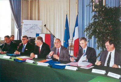 Michel Woimant, président de l'Entente, entouré de 10 préfets, du président de VNF et du directeur de l'Agence de l'eau