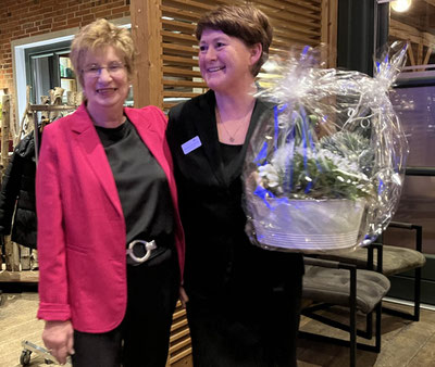 Foto: v.l. Waltraut Deh bedankt sich bei Claudia Jürgensen