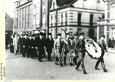 Am Giebelhaus, der alten Hamborner Synagoge. Ein Trauerzug bewegt sich zum evangelischen Friedhof. Foto: Stadtarchiv DU/ Zentrum für Erinnerungskultur.   