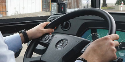 Assistenz-System im Cockpit der VZO-Busse macht die Chauffeure und Chauffeusen auf eine sparsame Fahrweise aufmerksam. Bild: VZO