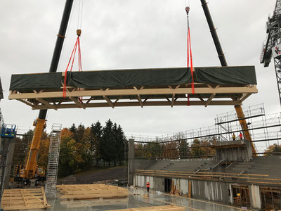 Meilenstein: Montage des Hauptträgers an der Dreifachhalle. Bild: Barbara Tudor
