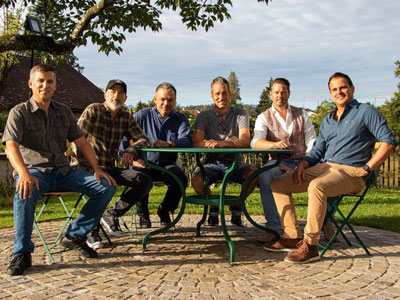 Die sechs Genussfreunde: Jonny Billeter, Freddy Scherer, Hans-Peter Poli, Päde Hofstetter, René Fenner, Thomas von Allmen (v.l.n.r.)