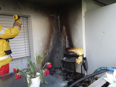 Brand auf einem Balkon. Bild: Feuerwehr Gossau ZH