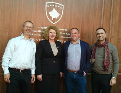 Auf Besuch in Pristina bei der kosovarischen Handelsministerin: Karl Kupper, Ministerin Rozeta Hajdari, Daniel Wäfler, Zija Shabani (v.l.n.r.)