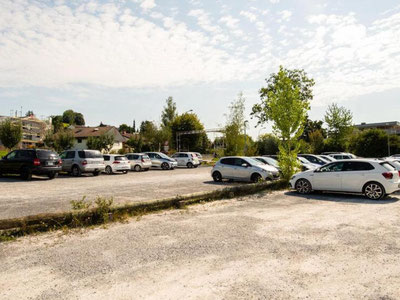 Hier fand man eine Leiche im Auto: Parkplatz beim Fussballfeld Gossau ZH. Bild: Seraina Boner