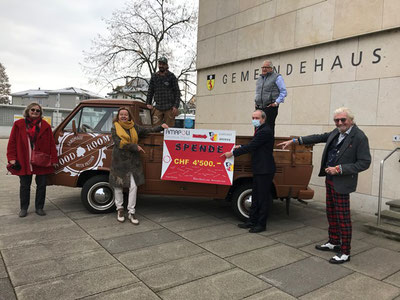 Checkübergabe an die Gemeinde: Künstlerinnen Dominique Dubois und Patricia Ellen Ouboter, Matthias König von Woodroom, Jörg Kündig, Gemeindepräsident, die Künstler Kurt P. Walter und Jean-Pierre Krähenbühl (v.l.n.r.). Bild: Barbara Tudor