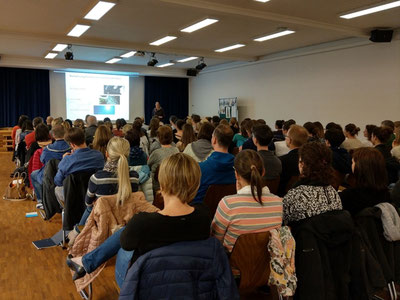 Gefüllter Saal im Schulhaus Wolfrichti. Bild: zvg