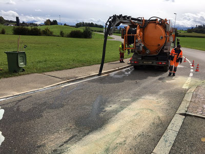 Auslaufende Chemikalien drohten, in einen Schacht zu fliessen. Bild: Feuerwehr Gossau ZH