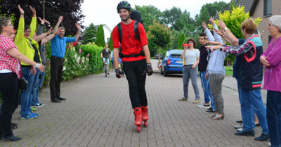 Zurück von seiner Inlinertour, wird Mirko Lekat mit einem Spalier von Familie und Freunden in Altenesch empfangen.