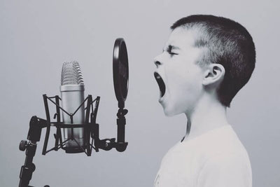 A shouting boy 叫ぶ男の子