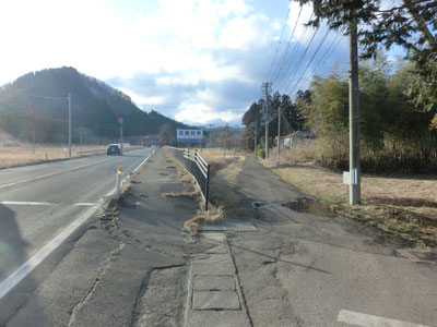 街道沿いいたるところにある旧道との分かれ