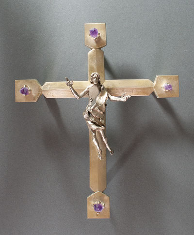 Klaus Backmund, Altarkruzifix, Silber, vergoldet und Amethysten, um 1970/75.   Foto: Diözesanmuseum Bamberg, Ludmila Kvapilová-Klüsener