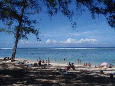 Plage de la côte ouest de La Réunion, à proximité de la résidence  Le Cardinal des Grands Bleus à Saint-Leu