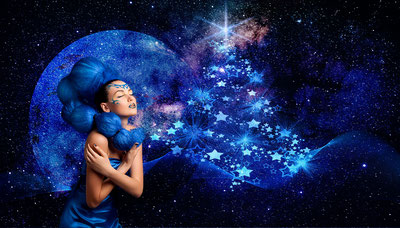 Une femme bras croisés, visage détendu et yeux fermés 'rêve' d'un sapin étoilé, sur fond de planètes bleues