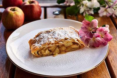 Lo strudel di mele altoatesino è molto apprezzato sia dagli ospiti che dagli abitanti del posto