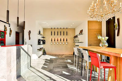 Wein.genuss Innerleiterhof Scena – elegante wine lounge con area degustazione, esposizione vini e ambiente moderno nella cantina