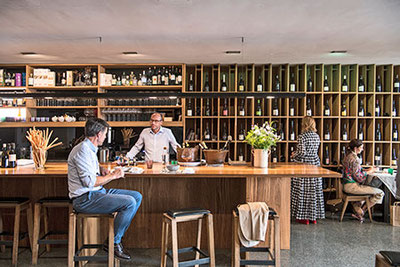 Vista del banco del Vinzenz zum Feinen Wein, Winebar & Ristorante a Vipiteno in Alto Adige