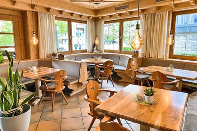Gemütlicher Gastraum im Martl Restaurant & Bar in St. Leonhard in Passeier mit viel Holz, warmem Licht und moderner Südtiroler Wohlfühlatmosphäre.