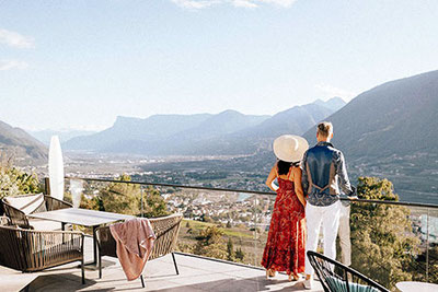 Die Terrasse des Hotels Am Sonnenhang in Dorf Tirol mit herrlichem Blick auf die schöne Kurstadt Meran und das gesamte Meraner Land in Südtirol