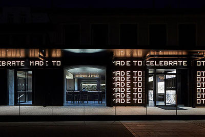 City.Vinothek Meran – Kellerei Meran: moderne Fassade bei Nacht in den Lauben, beleuchtetes Design und stilvoller Eingang im Herzen der Altstadt
