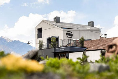 Stadele Rooms in Lana – modernes Boutique-Hotel mit Restaurant und Bergblick in Südtirol.