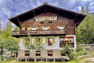 Helener Pichl: tradizionale locanda sudtirolese in legno e pietra con persiane, fiori sui balconi, circondata dal bosco, in posizione idilliaca nella Val d'Ultimo presso San Pancrazio.