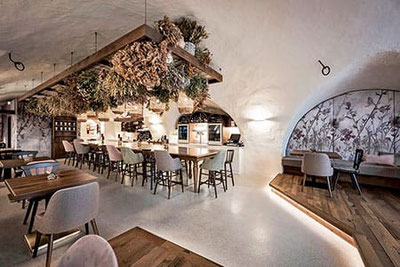 Vista sul Bistrò Bogen di Bolzano, con un bellissimo design interno e pareti storiche 