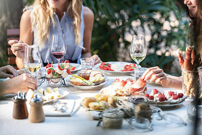SomVino Lounge, Bar & Ristorante a Tirolo, Alto Adige: un luogo per amanti del vino e buongustai