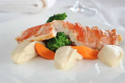 Gebratenes Passeirer Saiblingsfilet im Speckmantel - Mousse di Speck su croccanti panini - Dorfnerhof Restaurant Ristorante Montan Montagna Gourmet Südtirol Alto Adige 