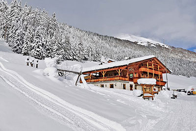 Außenansicht der Großberghütte im Winter im Altfasstal oberhalb von Meransen in Südtirol