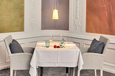 Valentinstag im Restaurant Laurin in Bozen mit speziellem Menü und schönem Tisch für einen romantischen Abend zu zweit