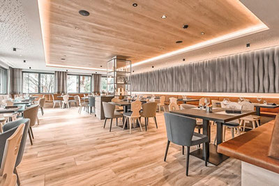 Moderner Speisesaal des Sonne Restaurants in Astfeld im Sarntal, mit elegantem Design, warmem Holzambiente und stilvoller Beleuchtung für Genussmomente in Südtirol.