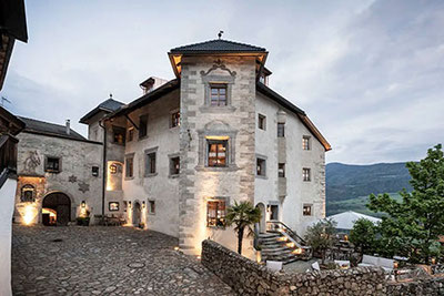 Vista esterna del ristorante Castel Steinbock a Villandro, vicino a Bressanone in Alto Adige