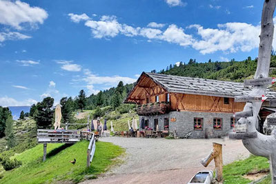 Vista esterna della splendida Malga Getrum Alm a S. Martino, in Val Sarentino