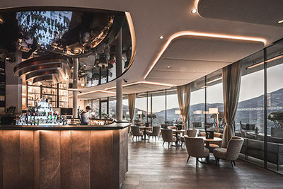 Blick in die Lounge Bar.67 im Santre dolomythic home in St. Andrä, Brixen in Südtirol
