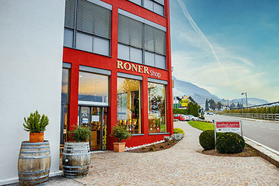 Vista esterna della distilleria Roner a Termeno in Alto Adige