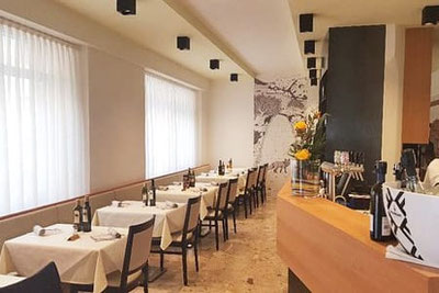 Vista sulla sala da pranzo del ristorante-pizzeria “La Veneziana” di Bolzano